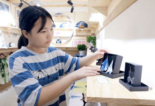 華鎣市青少年文化藝術(shù)展示交流中心及文創(chuàng)產(chǎn)品交易市場(chǎng)開(kāi)市 文化與經(jīng)濟(jì)的雙贏新平臺(tái)